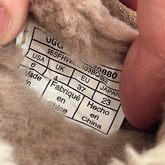 Women's 'Beachwood' UGG Dakota Bling Bow Shearling Lined Moccasins Slippers 6M - Picture 7 of 8